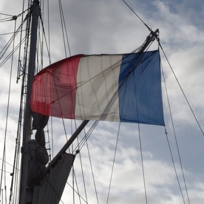 Drapeau français sur le dessus du navire